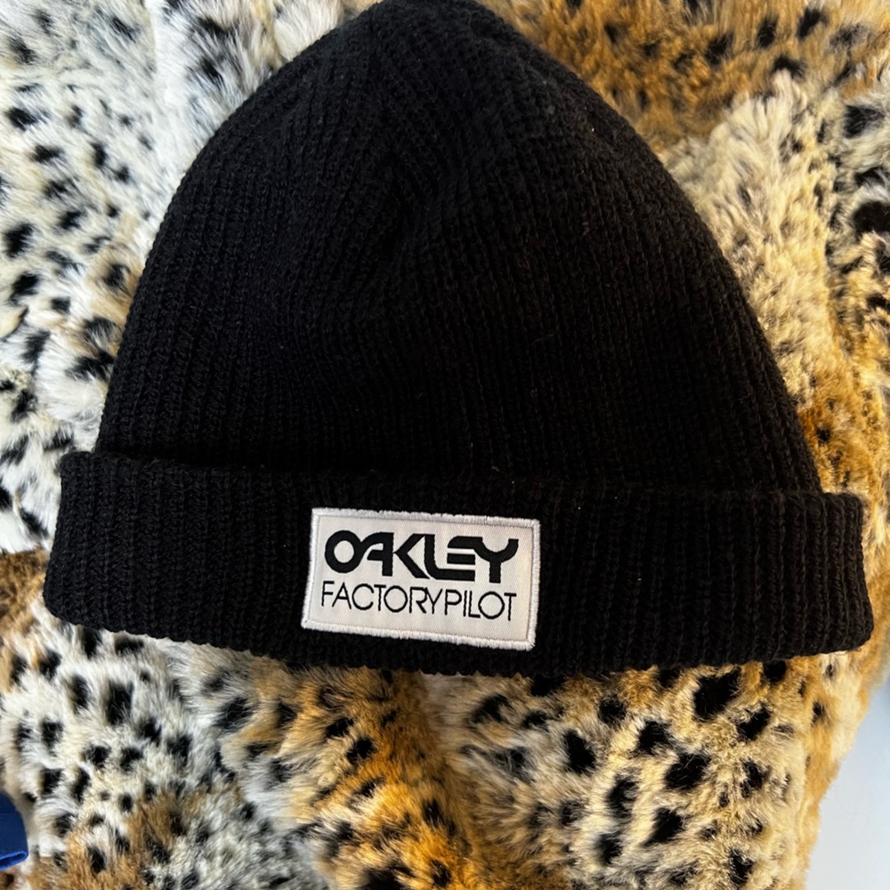 OAKLEY MENS KNIT WINTER ACRYLIC BEANIE Two Styling Options